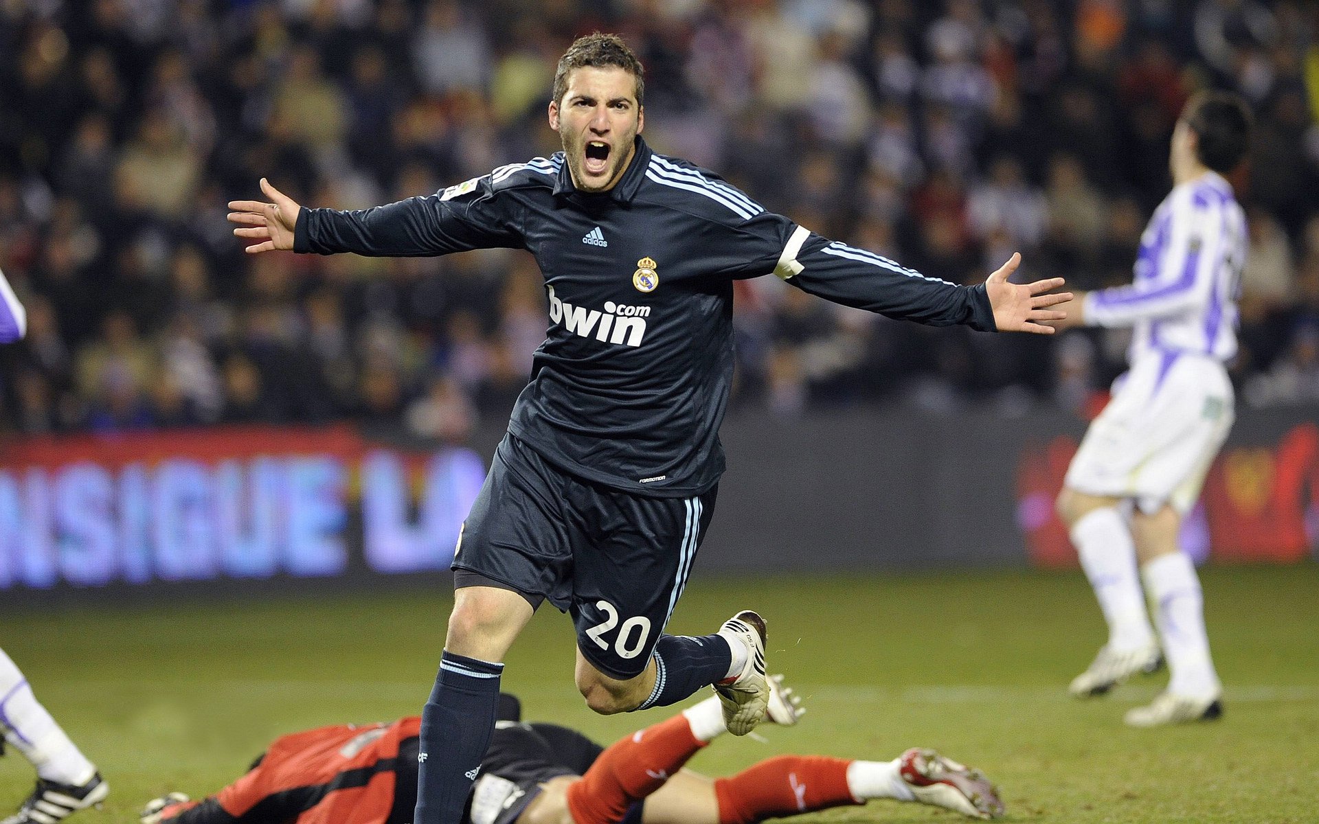 Rookie重返赛场，战术调整首场状态出色，TL观众沸腾！全场沸腾不已